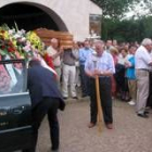 La comitiva acompaña al féretro de García Machado al cementerio