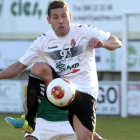 Diego Torres espera recuperar su olfato goleador mañana ante el filial gijonés.