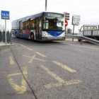 Los vecinos exigen que las frecuencias de autobuses vuelvan a ser de media hora.