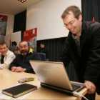 Dragó, a la izquierda, en su anterior visita observa a un conferenciante