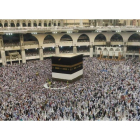 Peregrinos musulmanes junto a la Kaaba.