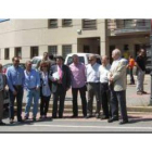 La delegación comarcal, con el presidente Ramón y el alcalde, ayer frente al Ayuntamiento de Igüeña