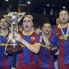 Javi Rodríguez levanta la Copa de España de fútbol sala.