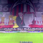 Silvio Berlusconi se vio reflejado en una enorme pancarta de apoyo de parte de su hinchada en su despedida.