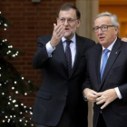 El presidente de la Comisión Europea, Jean-Claude Juncker, recibido por Mariano Rajoy antes de su reunión en la Moncloa.