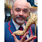 El diseñador francés Christian Louboutin muestra una de sus creaciones.