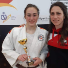 La judoca leonesa Daniela Agudo posa con su trofeo. DL