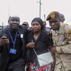 Una comisaria de Monrovia es evacuada tras declarar el toque de queda en Liberia.