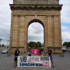 Piru posa en Francia con sus compañeros de viaje. DL