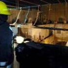 Un bombero evalúa los daños causados en una vivienda después del seísmo en México D.F.