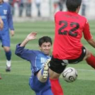 Jabuto, de frente, trata de cortar el avance del jugador burgalés Denis