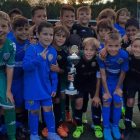 Los jugadores del CD Lugo posan con el trofeo de campeones del Memorial Óscar González Prieto. DL