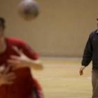 El técnico Diego Soto dirigiendo a sus jugadoras en un entrenamiento