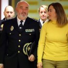 El jefe superior de Policía, Jorge Zurita, junto a Virginia Barcones, ayer en Valladolid. MIRIAM CHACÓN