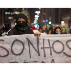 Un manifestante enmascarado protesta contra la gestión del gobernador de Sao Paulo, el pasado jueves.