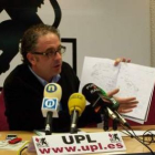 Javier Chamorro muestra un mapa en el que Valladolid aparece como capital de la comunidad.