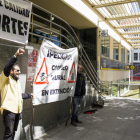 Protesta, ayer, ante la oficina central de Correos en León. MARCIANO