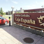 Entrada al recinto de los servicios centrales de la Caja en León.
