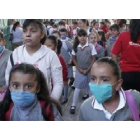 Algunos niños mexicanos van al colegio con mascarillas