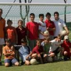 Uno de los grupos del campus, en el campo de fútbol