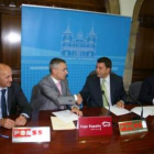 Directivos de Caja España con el alcalde y el edil Reiner Cortés.