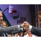 El lehendakari Iñigo Urkullu (i), junto al presidente del PNV, Andoni Ortuzar. LUIS TEJIDO