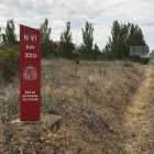 Uno de los accesos a la urbanización El Tomillar de Celada de la Vega desde la N-VI. A.V.
