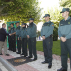 Los agentes formados esperan el saludo de Miguel Alejo en el estreno de uniformes.
