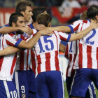 Los jugadores del Atlético felicitan a Arda Turan tras marcar ante la Juventus.