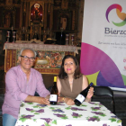 El párroco de Carracedo, Jesús Álvarez, y Misericordia Bello presentaron ayer el primer mosto. M. M.