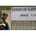Un soldado vigila el exterior de la Academia Militar de Ingenieros de Hoyo de Manzanares (Madrid), d