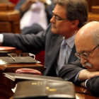 El conseller de Economía, Mas Colell (en primer plano), junto al presidente Artur Mas.