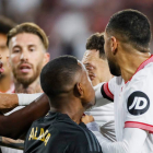 El partido fue bastante bronco, con Vinicius y Sergio Ramos implicados en algunas tanganas. J.M.