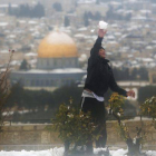 Un niño lanza una bola de nieve en Jerusalén.