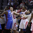 Jugadores y árbitros separan a Kendrick Perkins (Thunder) y Dwight Howard (Rockets) tras enzarzarse en una pelea.