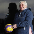 Celsa García posa con un balón de fútbol, la gran pasión deportiva de su vida que sigue emocionándola