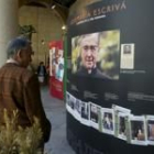Un hombre observa extrañado un panel de la muestra sobre Josemaría Escrivá de Balaguer