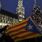 Partidarios de la independencia desplazados a Bruselas, se fotografían en el centro de la capital.