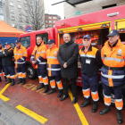 El presidente del Consejo, Gerardo Álvarez Coruel, posó con los voluntarios y el nuevo camión de bomberos. L. DE LA MATA