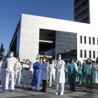 Sanitarios ante la fachada del Hospital de León durante la jornada de protesta que llevaron a cabo el pasado jueves. JESÚS F. SALVADORES