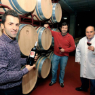 Alejandro Miguélez, gerente, Miguel Tienda, enólogo y José Luis Santín, director técnico, en la cava de la Bodega del Abad.