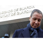 Eduardo Zaplana tras firmar en la oficina de presentaciones del juzgado de guardia de Valéncia por segundo lunes consecutivo. M BRUQUE