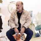 El artista madrileño Eduardo Vega Seoane posa junto a una de las obras que expone en León. CUEVAS
