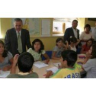 Emilio Gutiérrez, ayer junto a los niños que asisten a una de las clases de inglés en el colegio de