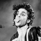 Prince interpreta "Purple Rain",  una canción del género power ballad, que conjuga los estilos rock, pop y gospel.