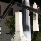 Funcionarios del ayuntamiento retiran un obelisco en Nueva Orleans.
