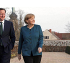 La canciller alemana, Angela Merkel, recibe al primer ministro británico, David Cameron, en la residencia de huéspedes del gobierno alemán en el palacio de Meseberg.