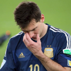 Leo Messi, cabizbajo, después de perder la final del Mundial en la prórroga contra Alemania, que se encomendó a Götze.