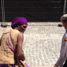 La policía desaloja a un mendigo en la Plaza de la Catedral de Cuba.