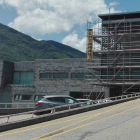 Los andamios ya se han instalado en la fachada del establecimiento sanitario. ARAUJO
